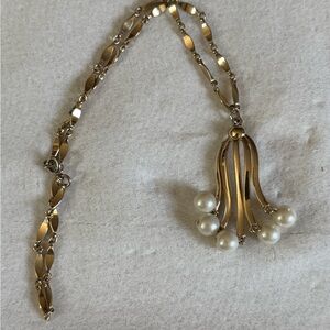 Vintage Sarah Coventry gold tone faux pearls dangle necklace